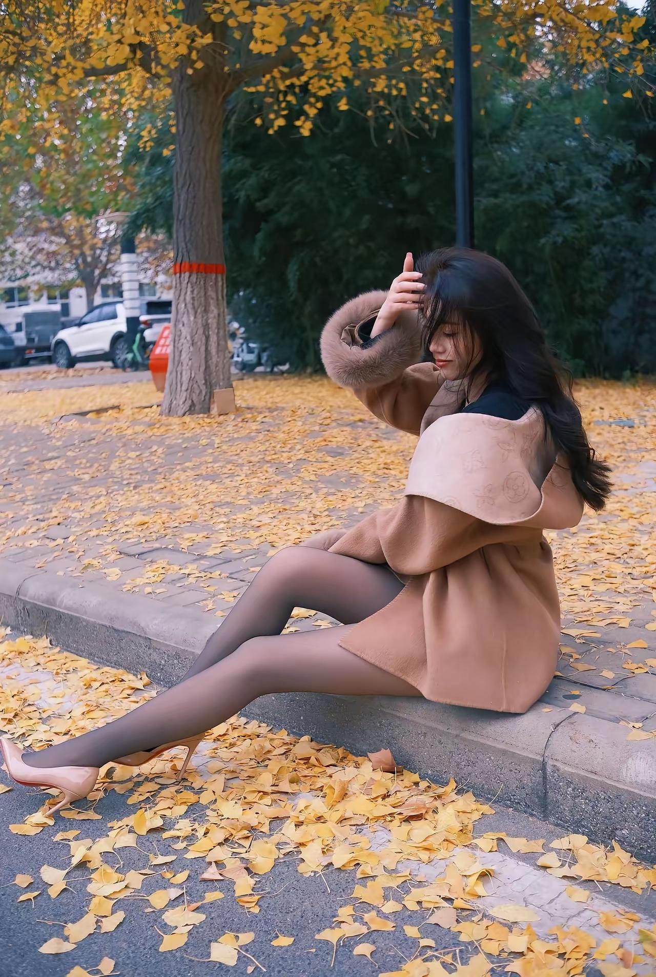 新的一天，在平凡的生活里保持谦虚和努力， 愿你不抱怨，不将就，有野心，有光芒！ 