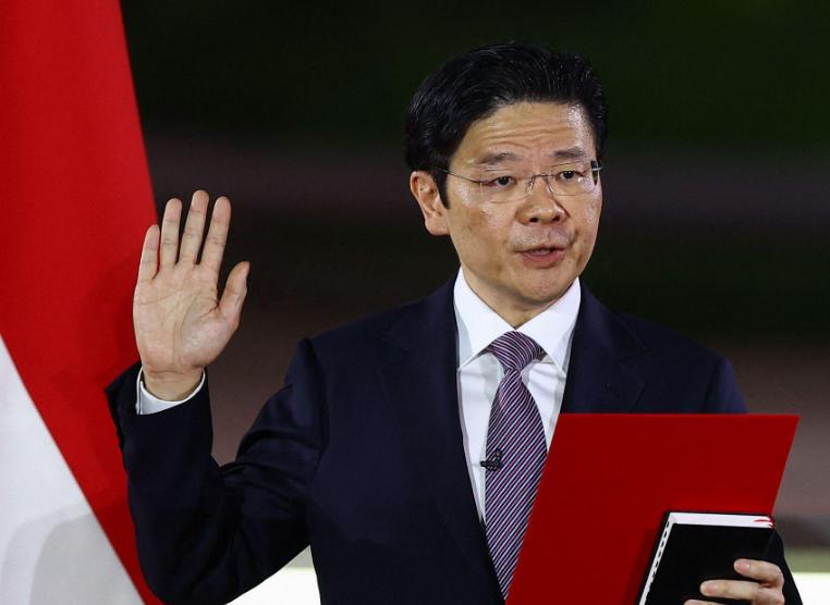 新加坡的根基有两个，一个是超级外交，黄循财把它毁了，从此新加坡外交不再是中立形象