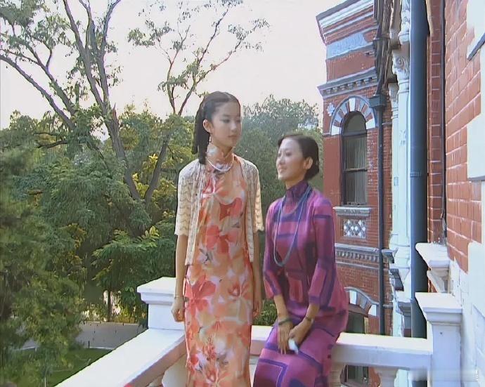《金粉世家》白秀珠好会穿，感觉这件旗袍也适合现代夏天去海边玩时穿，拍照会很上相～