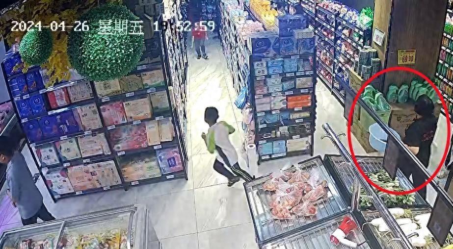 广东惠州，一女子带7岁儿子去逛超市，期间，女子儿子在超市跑闹，导致超市54岁女员