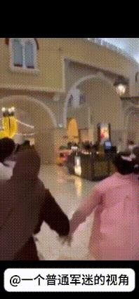 卡塔尔人拍摄到伊朗导弹来袭后，多哈一家高级商场里的卡塔尔人疯狂逃窜，不断发出尖叫