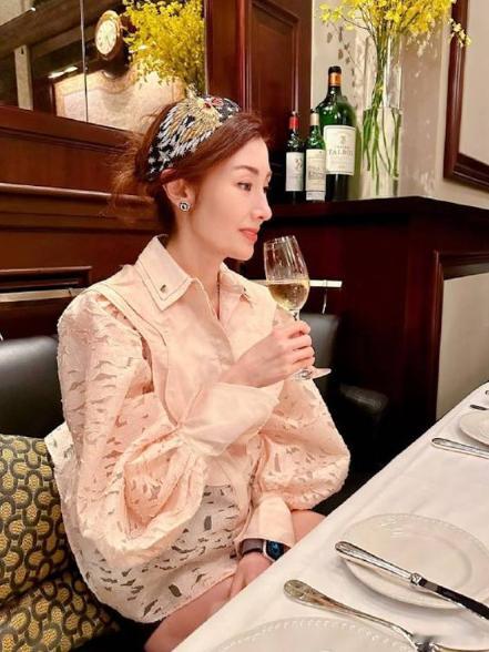 日本购物偶遇李嘉欣日本偶遇李嘉欣鼻子整容失败？明显是歪的~​​​