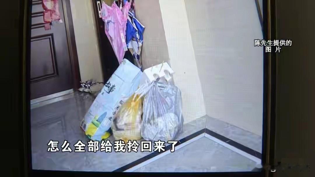 杭州临平，陈先生将垃圾扔到楼下垃圾桶，没过多久，垃圾竟再次物归原主送至门口，