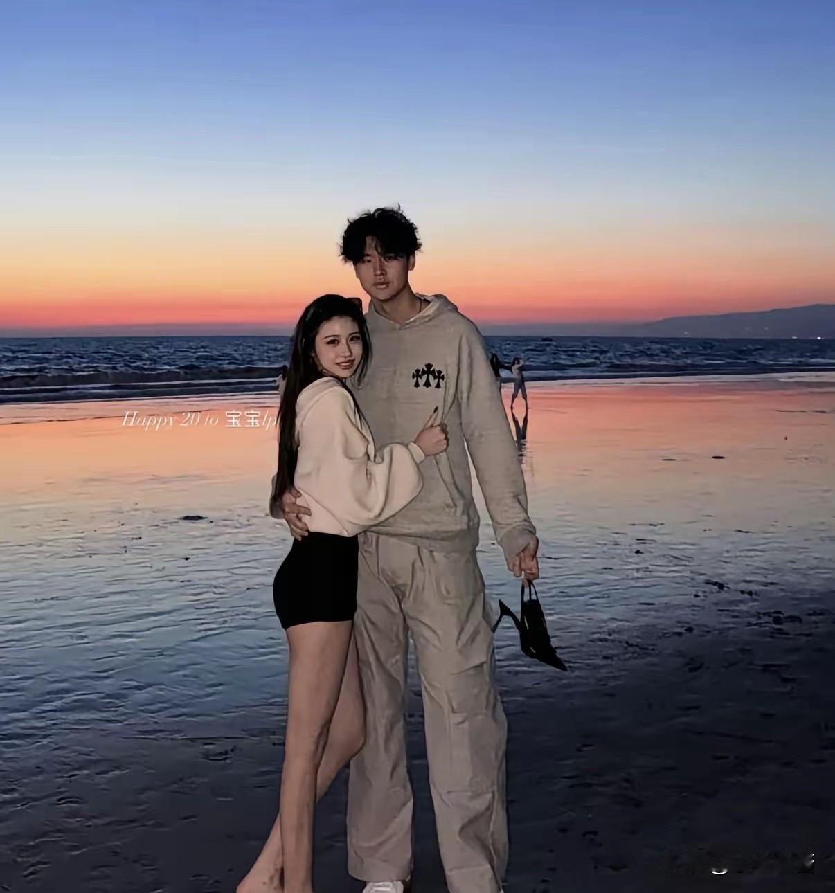 肢体动作骗不了人这男生，对汪峰女儿是生理性喜欢吧，大手放在小苹果腰上，亲密极了