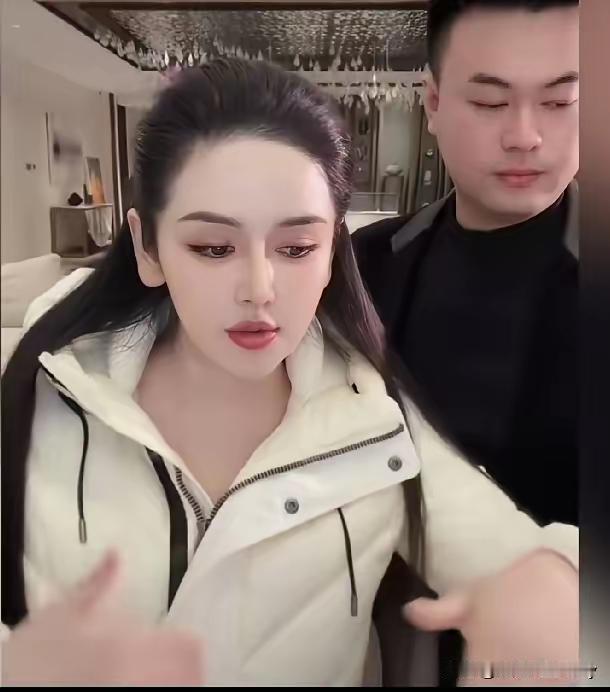 最近刚刚给李亚鹏捐了500万的徐楠楠，在直播间教大家怎么赚钱。她说的