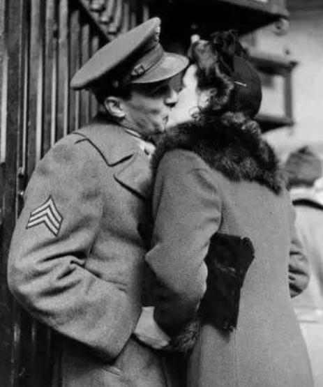 1944年，德国721细菌研究所，一位女管理员哀求负责人亨内博士吻别，博士不假思