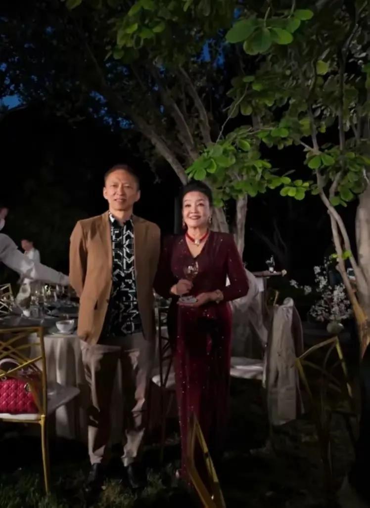 果不其然，张朝阳这次还是汪小菲结婚的座上宾。在为数不多的邀请嘉宾当中，他是非常