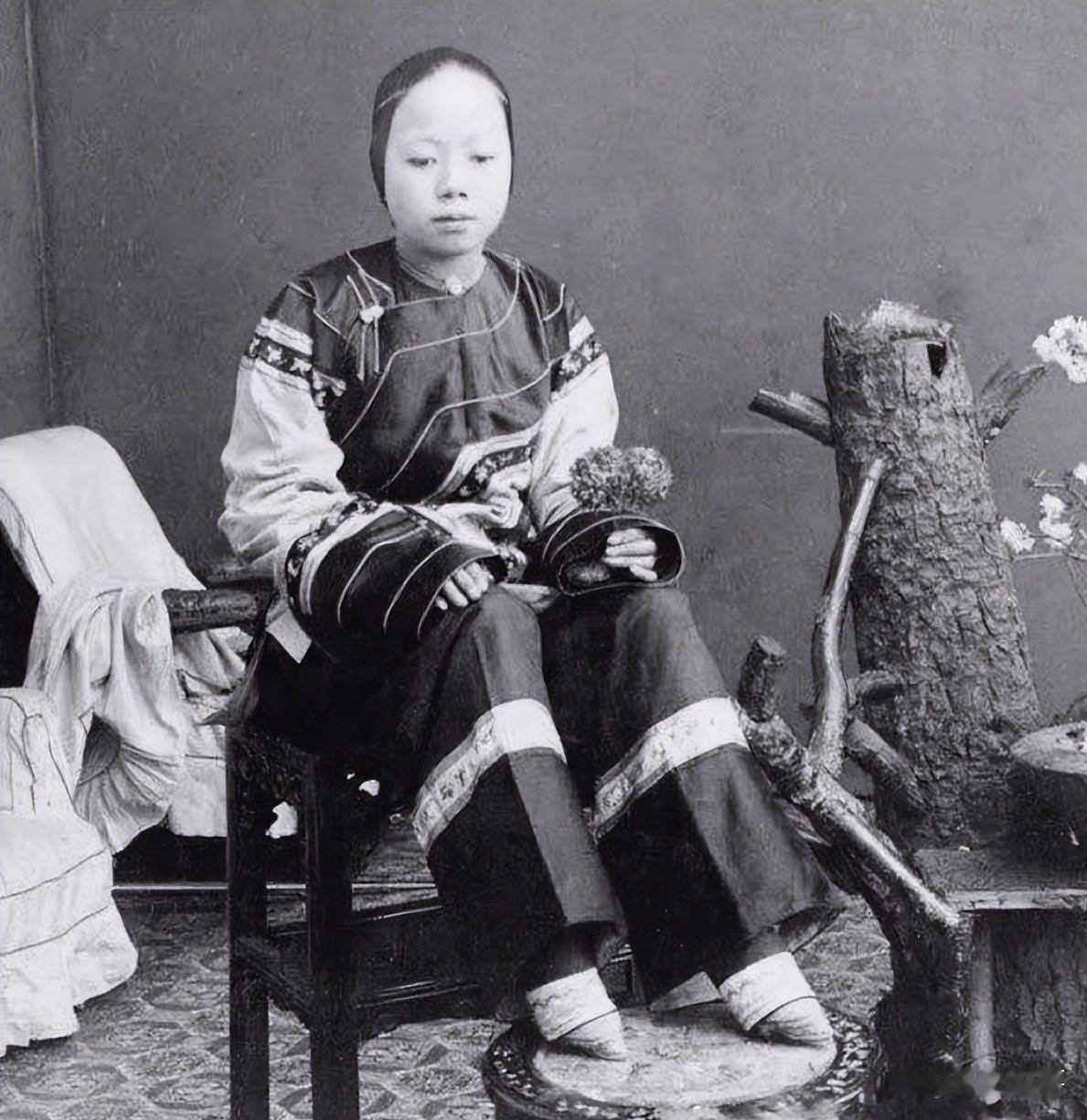 三寸金莲明明看起来又丑又恶心，为什么古人会以此为美呢？一个四五岁的小女孩，被