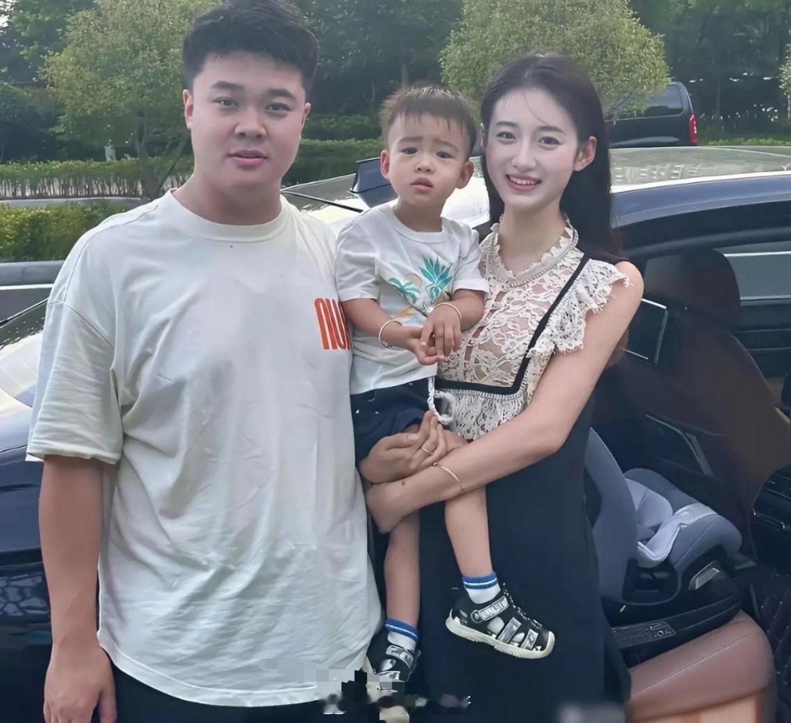 这是娶了个女明星回来啊？一定要生个女儿，遗传一下优良基因。