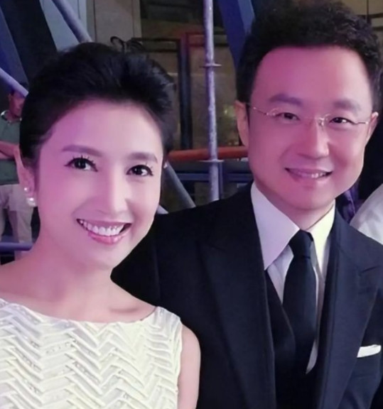 著名主持人刚强向春妮求婚，春妮说：“结婚可以，但我要丁克，我不会给你生孩子的。”