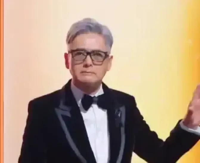 周润发穿着黑西装走上MAMA舞台，给权志龙递奖杯那一刻，我隔着屏幕都起鸡皮疙瘩。