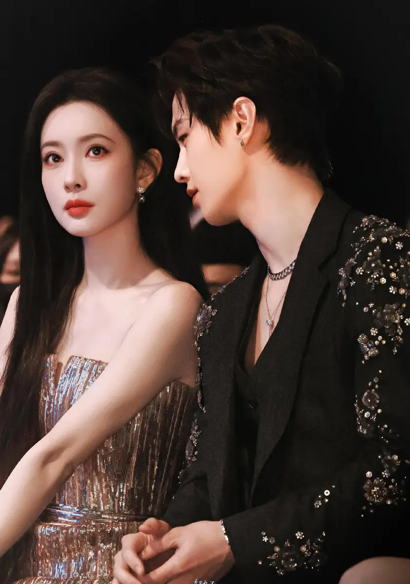 孟子义明艳大气何与帅气绅士二人互动默契般配养眼