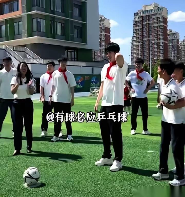 一群年轻人正在踢足球。