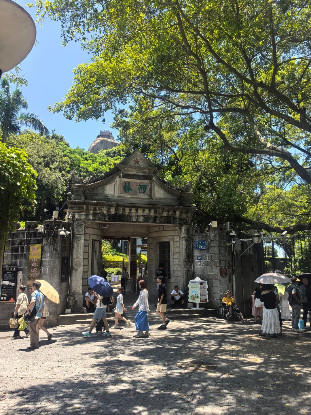 今天厦门鼓浪屿人多天热，快中暑了。风景依然很在线，就是太热了。