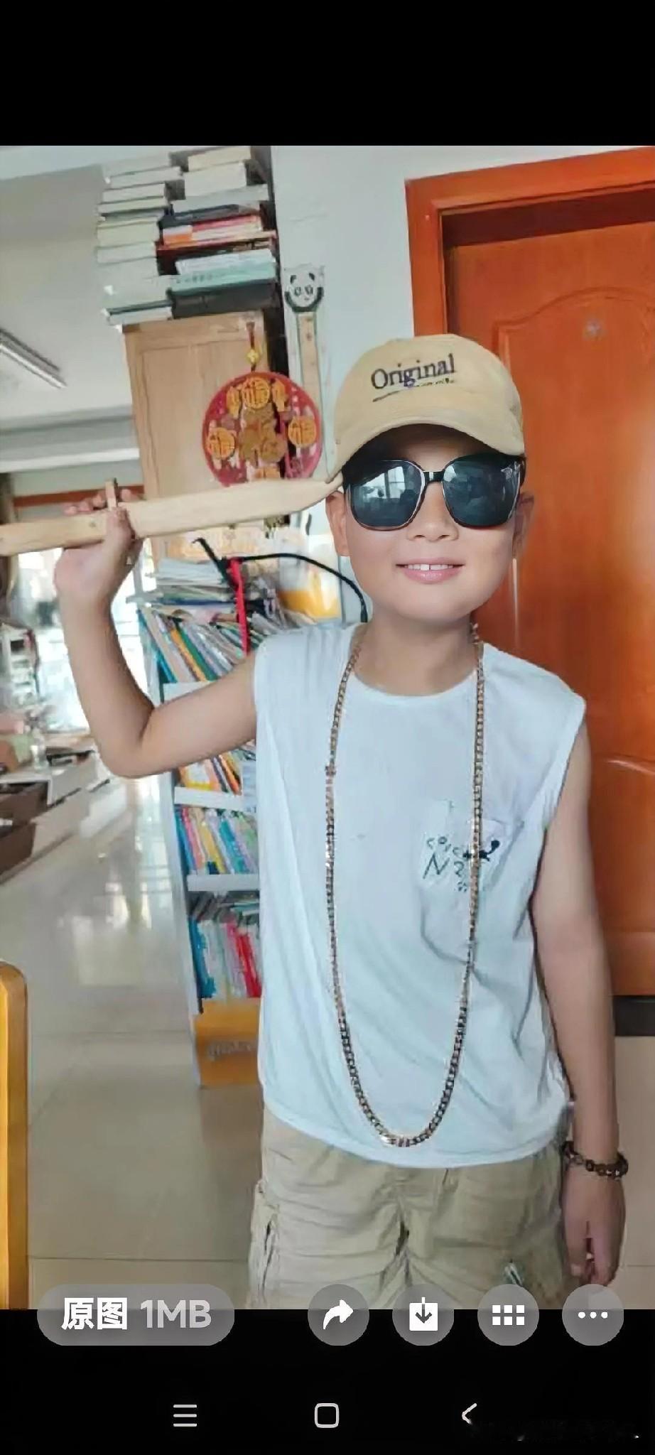 期中考试，二年级的孙子在全班考到299分的第一名，与两个并列第二的只一分之差，没