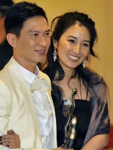 张家辉：我结婚了这么多年，老实说，我每天都想要出轨。只是我不敢去做，因为代价