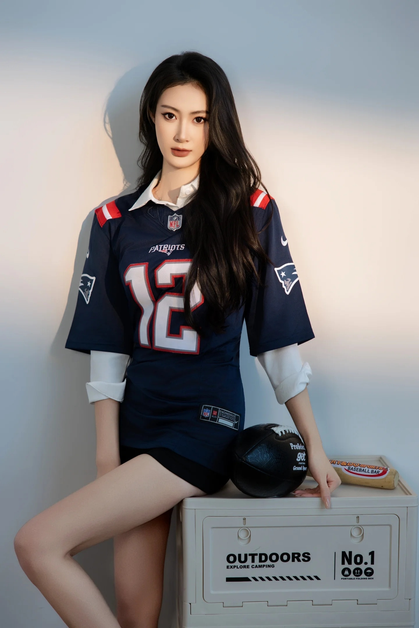 "辣眼睛！妹子这波操作666，足球也能玩出时尚感~"