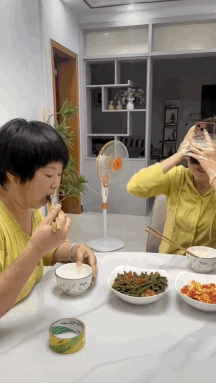 好一招杀鸡儆猴，儿媳妇吓得大气不敢出，实在是高！一个家庭，女儿和儿媳妇正在