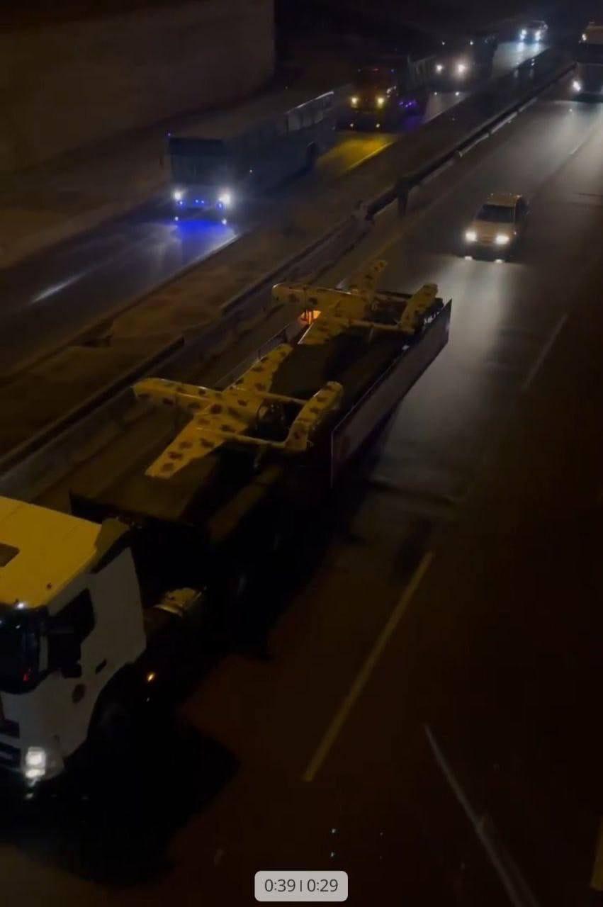 【伊朗向西转移无人机，备战美以的突然袭击】当地时间1月21日晚，虽然伊朗国内