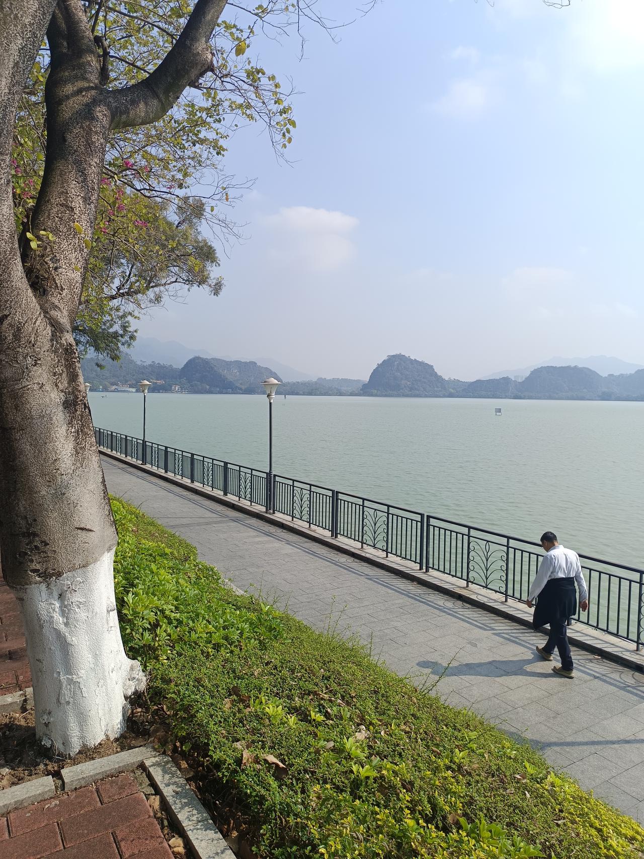 肇庆七星岩我劝你还是退出5a级风景区行列吧看一下，节假日都没什么人来了，到底