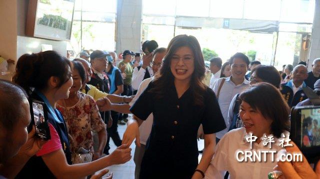 “真的超爱你！”郑丽文嘉义辅选支持者热情簇拥中国国民党主席郑丽文、民众党主席黄
