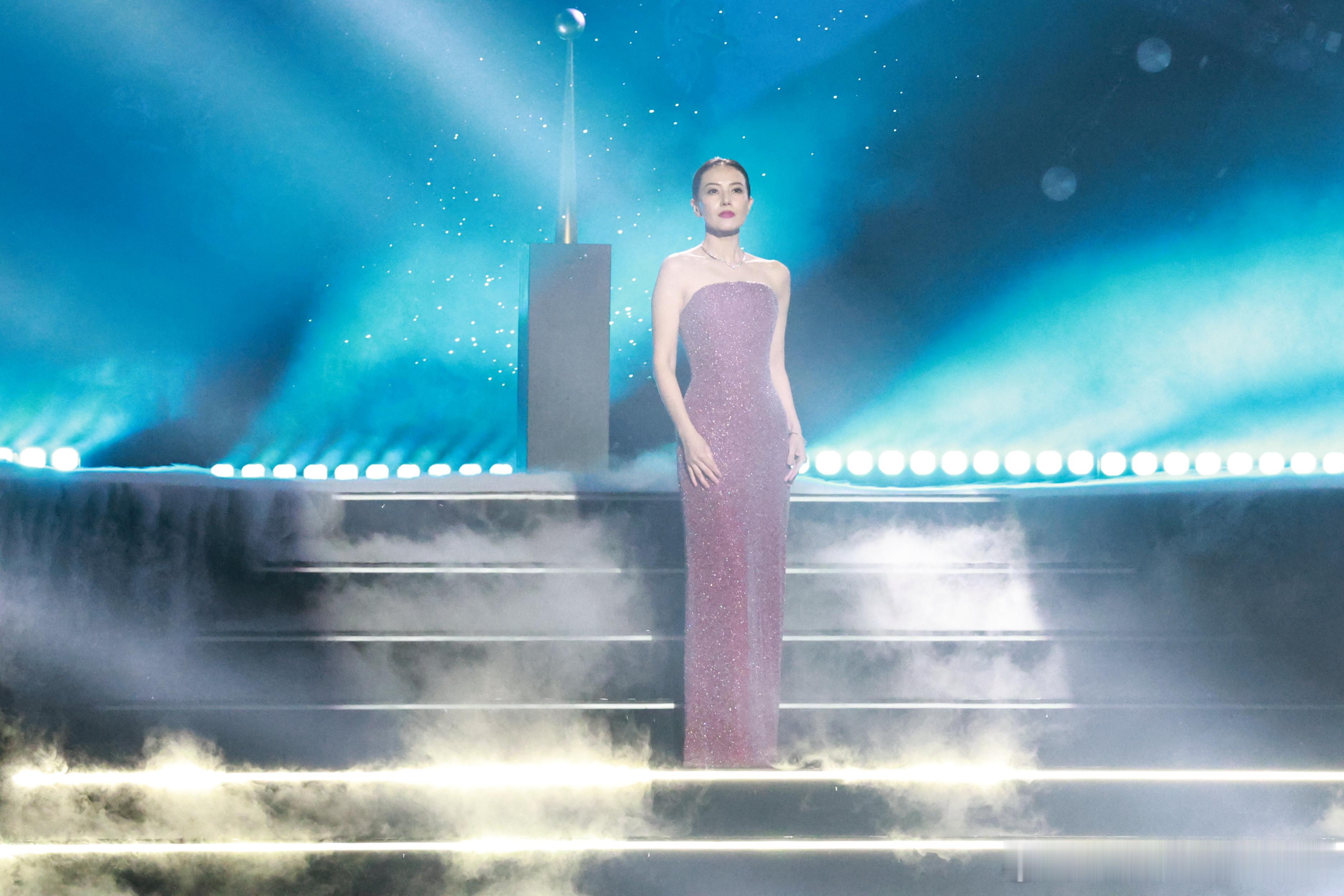 首届代言人影响力盛典就这样被开场的高圆圆美一大跳，不愧是我的童年女神！！！2