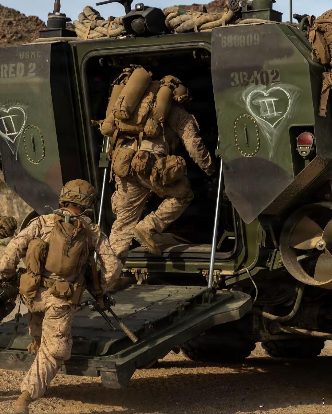 你正在见证一只正在腐烂的美军？伊朗一轮导弹，炸穿美军17处中东基地，美军舰船