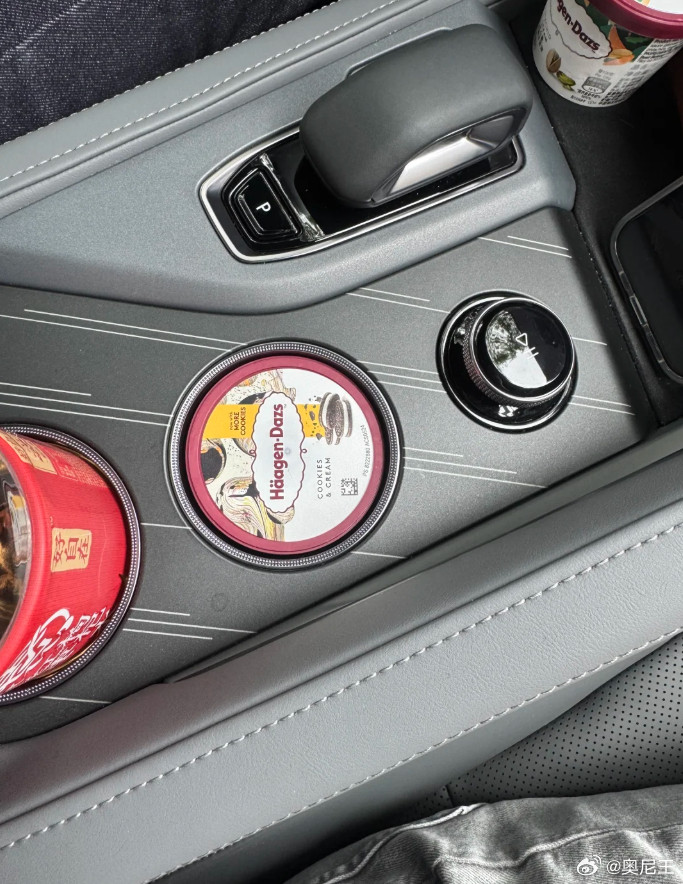 请问哈根达斯怎么从极氪001取出来？严丝合缝，怎么破？