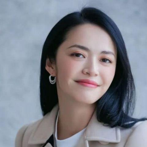 姚晨真人远比镜头更动人看了姚晨18岁照片，可以看出那时她自带青涩灵气，眉眼清亮