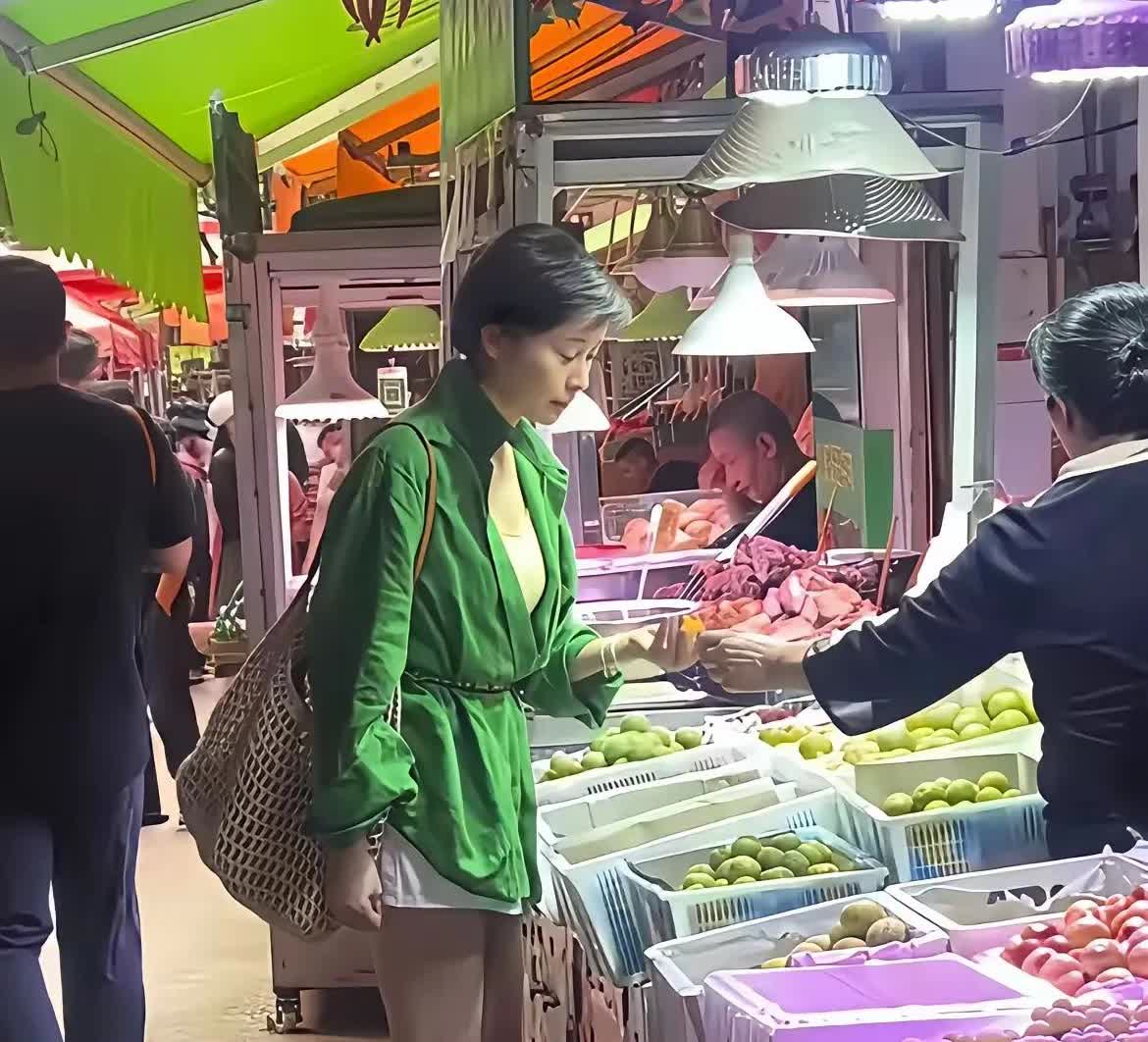 吴越的生活常态吓到了路人！话说明星也是人嘛，也有七情六欲和生活常态！网友撞到