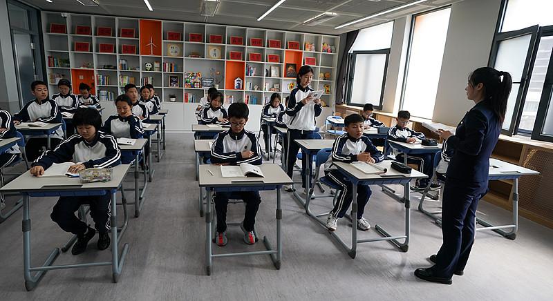 之前帮家里上初中的表妹选兴趣班，见过不少机构打着“国际化接轨”的名头，硬把英语优