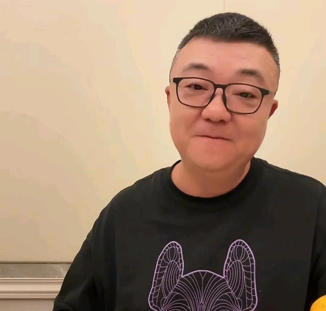 董路在直播间表示，国足新任主帅邵佳一其实有一个缺点。这个缺点就是他为人比较高傲