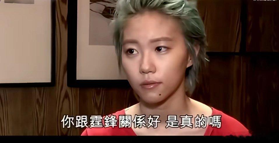 窦靖童真的蛮有涵养的，记者问她：“你跟谢霆锋关系好，是真的吗？”这个问题涉及私人