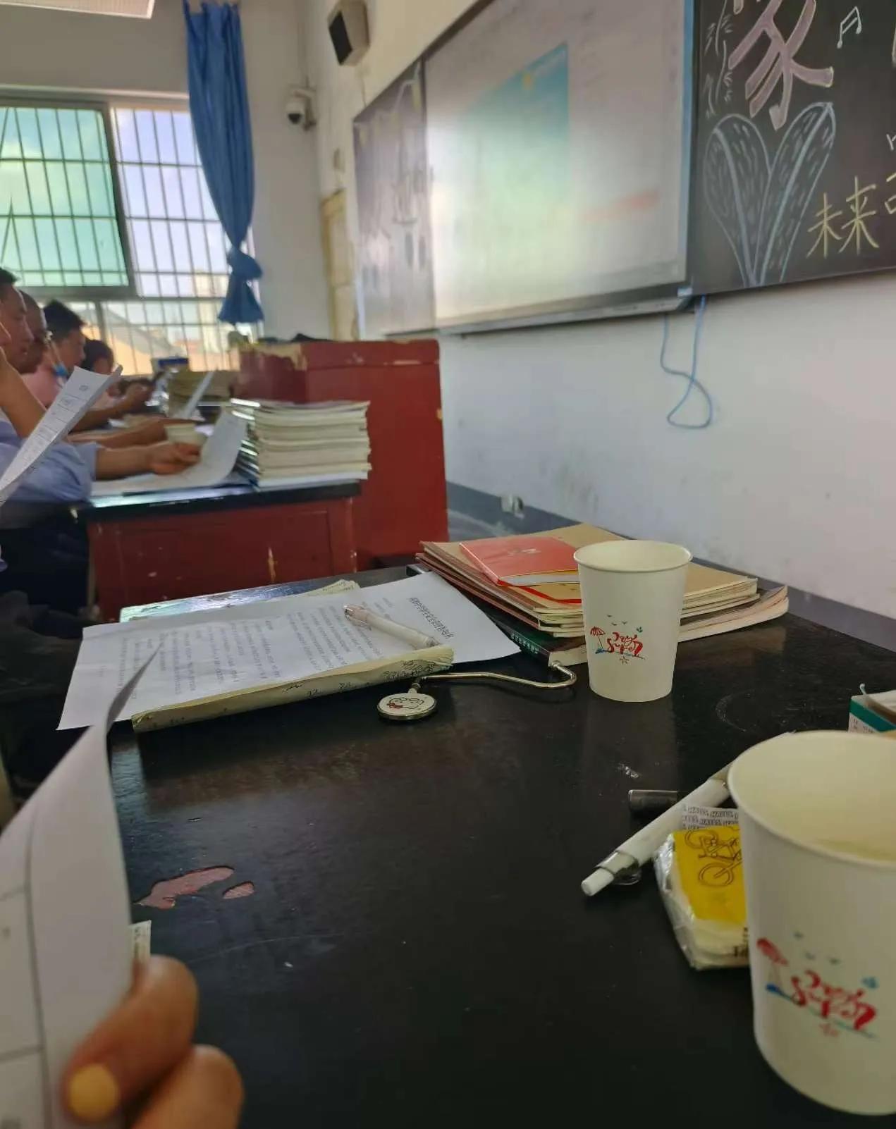昨天朋友去开家长会，回来吐槽：现在小学都换成了电子屏，他坐在第一排，也就是位置偏