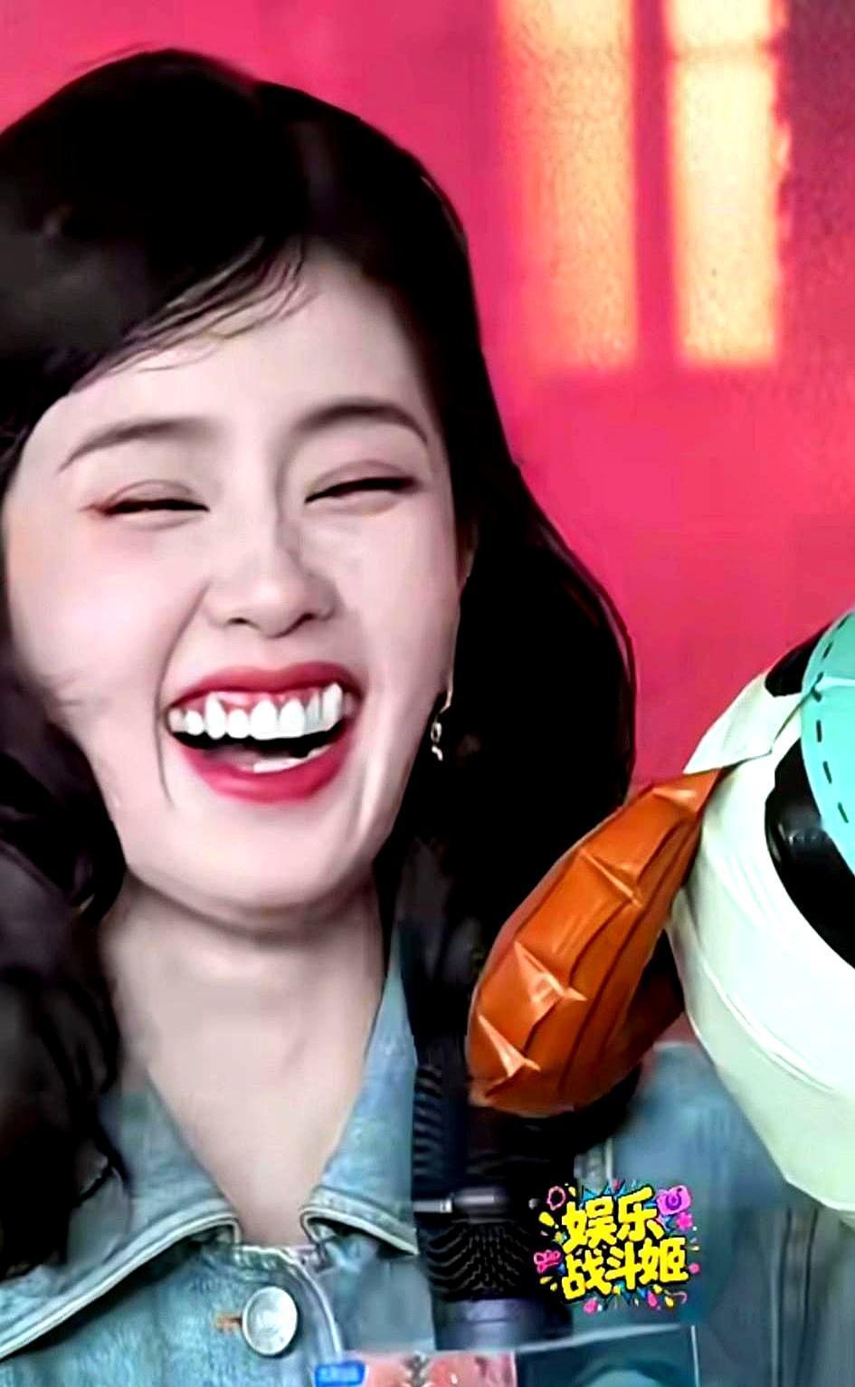 门牙上有个小黑点。白鹿指着牙大笑：“穷，等戏酬到了再补！”她捂着嘴，笑着拜