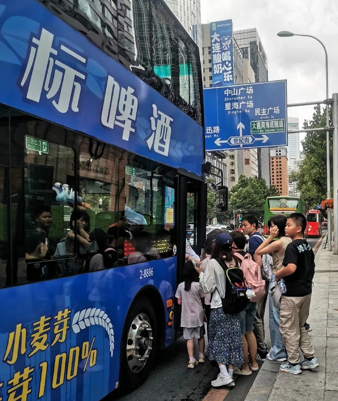 大连就这么吸引人！来大连旅游的人还没见少！昨天晚上下班和今天早上上班坐公交车