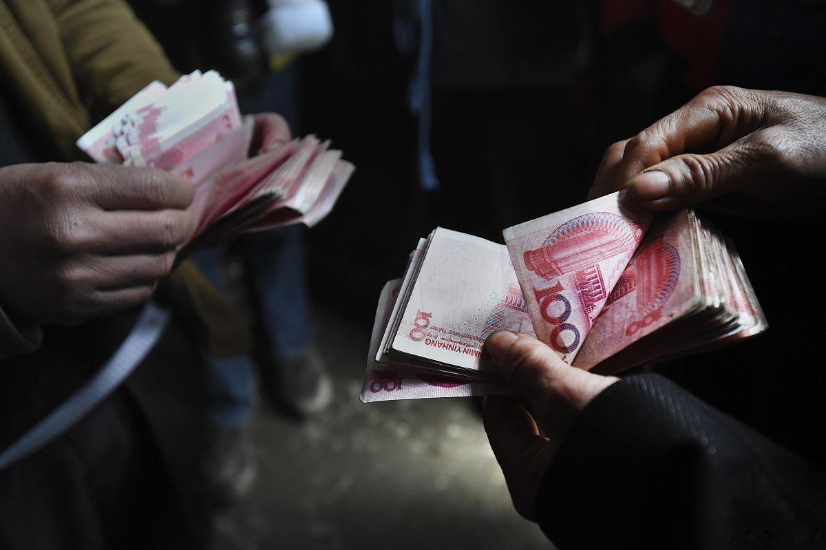 傍晚的巷子口，几个老邻居又搬出小板凳纳凉。“听说了吗？老张家闺女把爹妈告