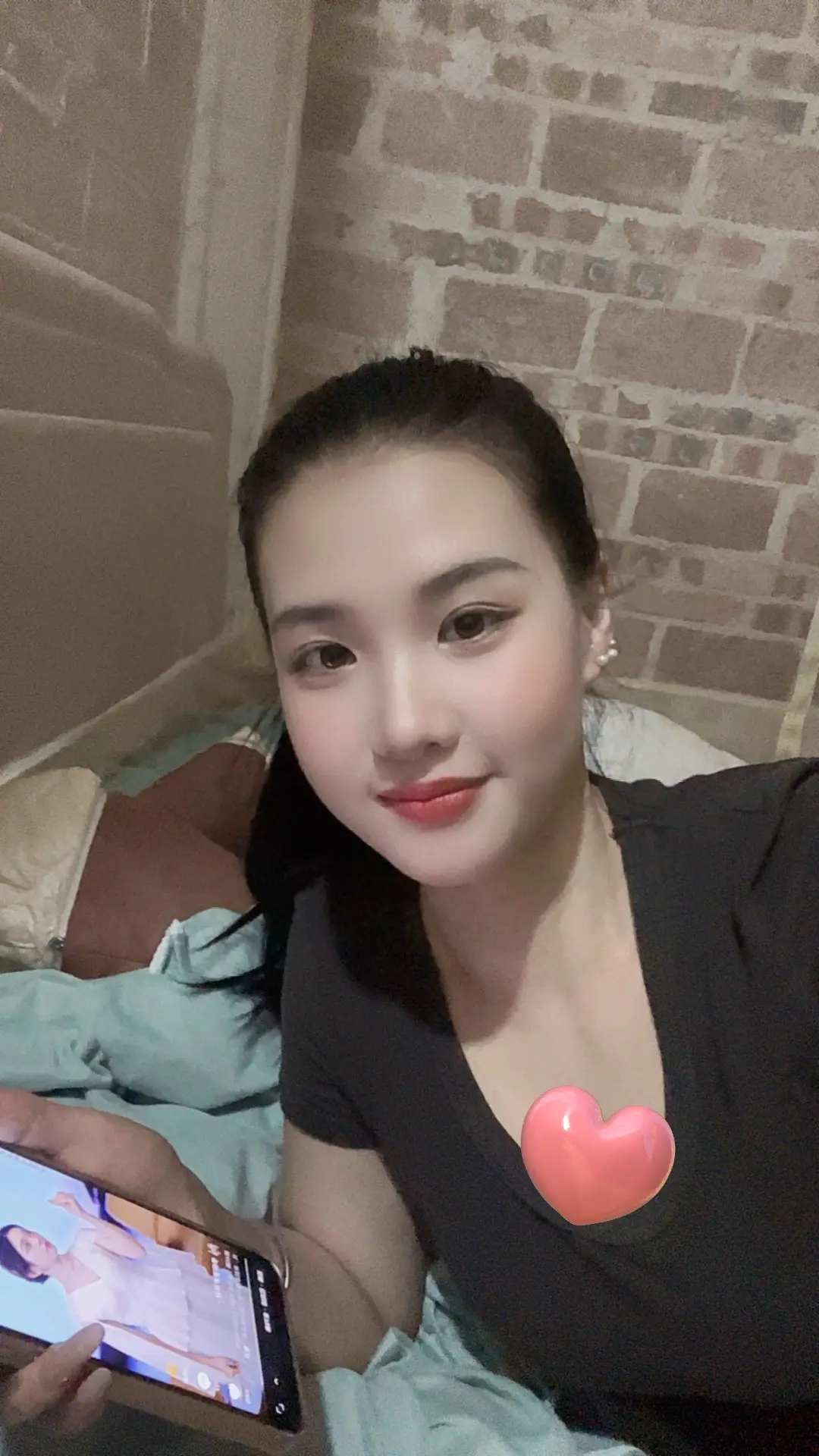 年龄到了有些事情就妥协了，这个世界上没有什么事情是随心所欲的。生活会逼...