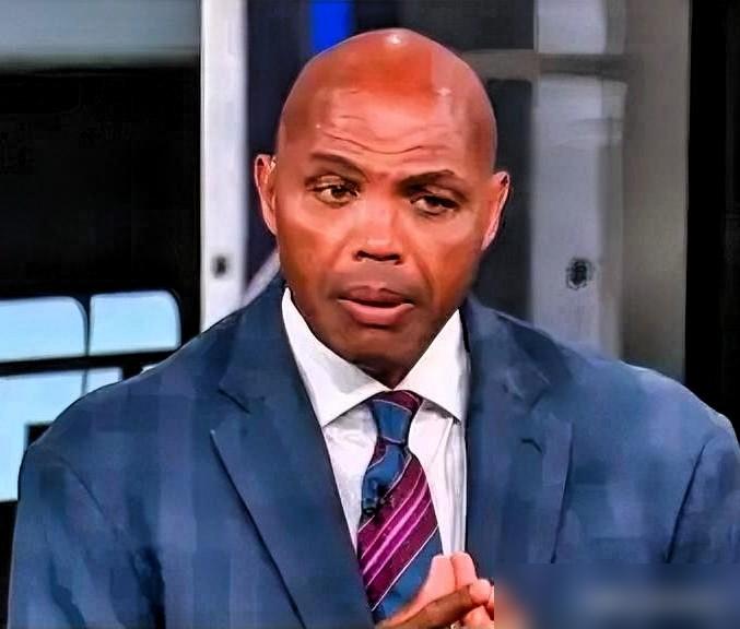 昨天湖人掘金的西部卡位战，够劲儿。巴克利整个赛季都盯着湖人黑，说他们防守烂到