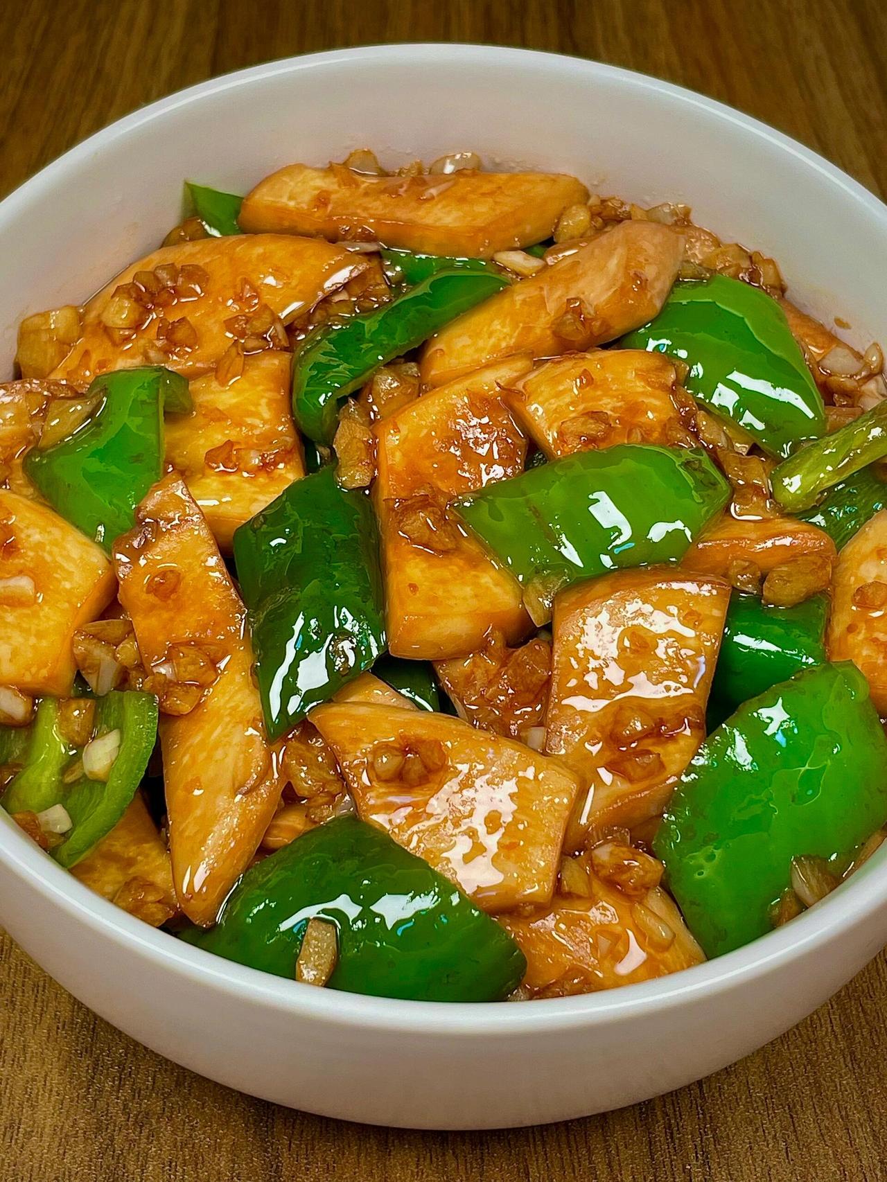 巨下饭的青椒杏鲍菇做法来啦，简单又好吃！杏鲍菇切条，青椒切块，热油先把杏鲍菇炒