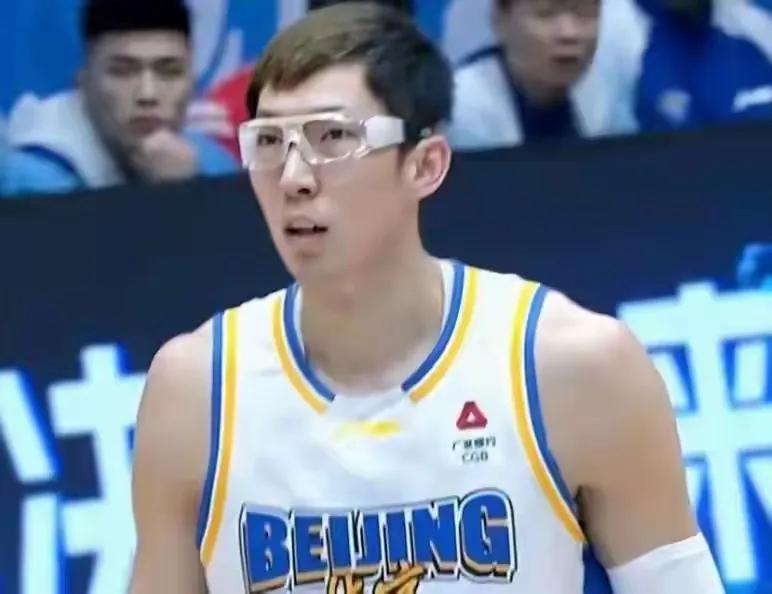 稳坐现排名第一的上海男篮，踢馆五棵松，挑战排名第三和第四都飘忽不定北汽男篮，这一