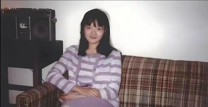 洪晃年轻时也很漂亮，眉清目秀的。但花期太短。她和陈凯歌结婚时，才二十六岁，就发