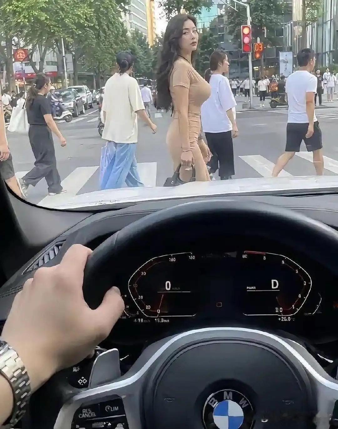 鸣个笛而已，尴尬现场[捂脸哭]