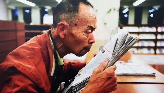 2015年杭州街头的那个冬天，一位白发老人被出租车撞倒后再没醒来，人们对着他破旧