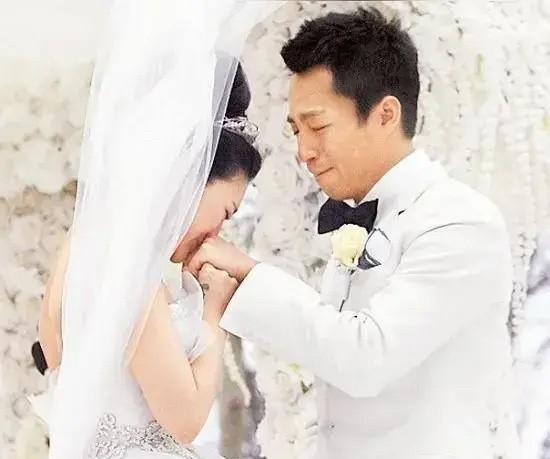 汪小菲手里压根没钱，他清偿债务是因为这笔钱本来就是他欠大S的钱，但是现在他是俩孩