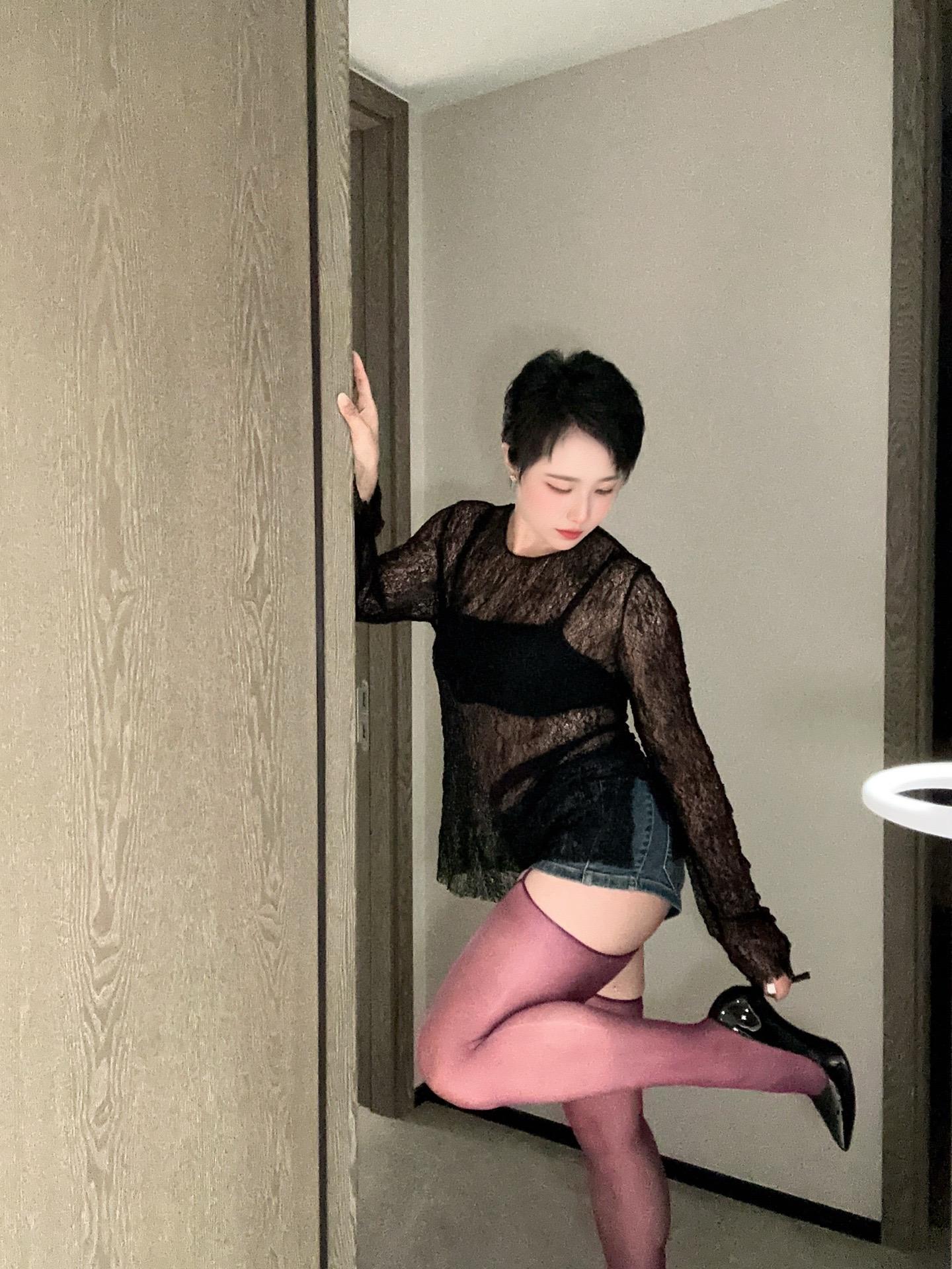 穿牛仔短裤还报上颜色了 可把你们聪明坏了。