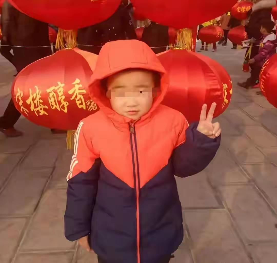 患脑瘤离11岁男孩张世昌走了，他的爸爸，山东大男人哭的泪流满面，每一个人看着都动