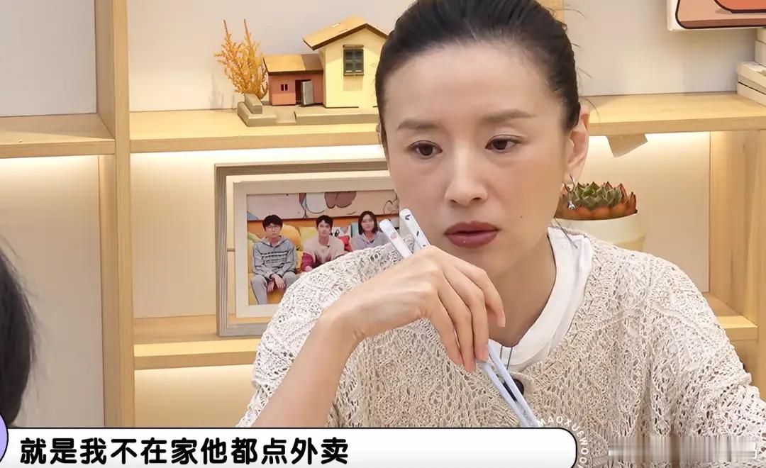 董洁上了一档综艺节目，45岁的她依然淡雅如菊，说话慢条斯理，看起来非常的松弛。目