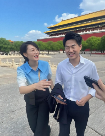 董宇辉又双叕出圈啦！这次是被活动本身带火的。活动中董宇辉一身白衬衫配西装，精