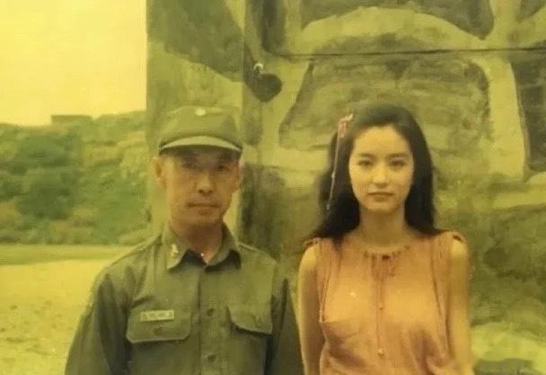 林青霞早期的合照，她的颜值放到现在什么水平？林青霞林青霞